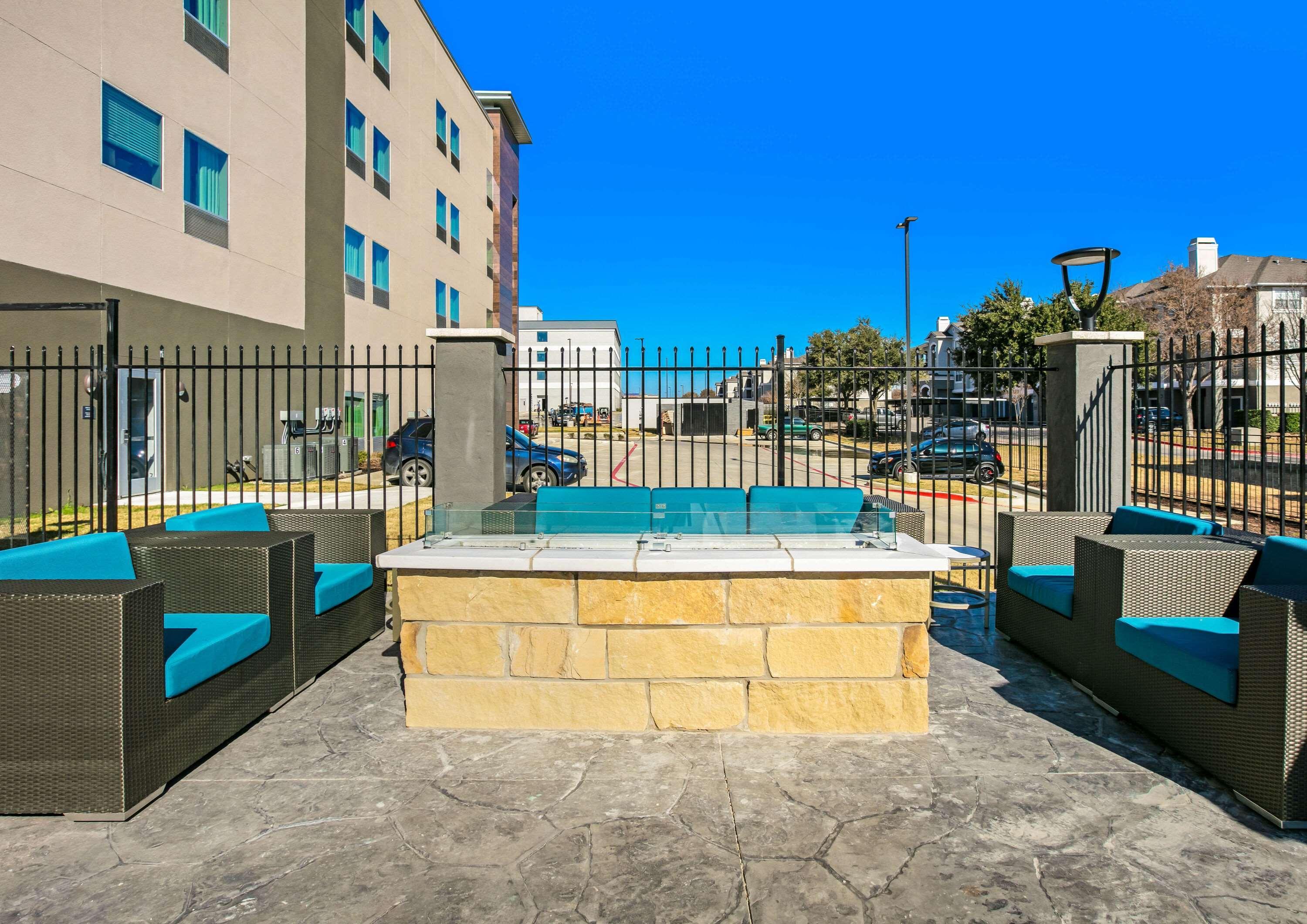 La Quinta Inn & Suites Dfw West-Glade-Parks Юлесс Экстерьер фото